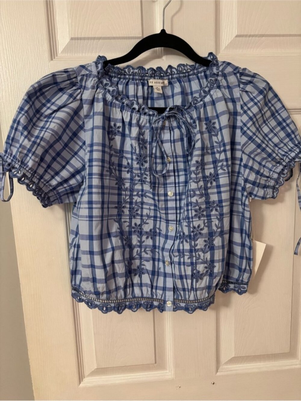 Embroidered Cropped Top Medium